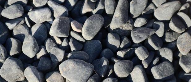 Galets Noir Basalte - Pépinière Kresz Galets noir basalte pour décoration de jardin moderne Pépinière Kresz Fuveau