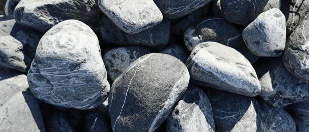 Galets Noir Vulcain - Pépinière Kresz Galets noir vulcain pour aménagement de jardin moderne Pépinière Kresz Fuveau